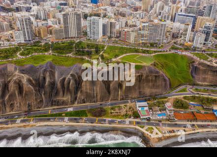 Veduta aerea della città di Miraflores, scogliera e la Costa Verde alta strada a Lima, Perù. Foto Stock