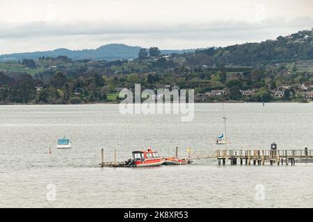 Vista aerea AA della barca parcheggiata vicino al molo Foto Stock