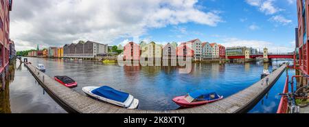 Vista sulle case a palo colorate nella città norvegese di Trondheim Foto Stock