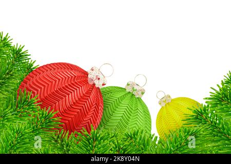 Dekoration für Weihnachten mit 3 Weihnachtskugeln rot grün gelb und Tannenzweigen auf weissem Hintergrund Foto Stock