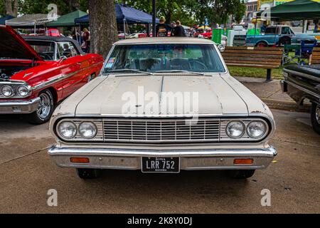 Des Moines, Iowa - 01 luglio 2022: Vista frontale in prospettiva alta di una berlina 4 porte Chevrolet Chevelle Malibu del 1964 in occasione di una fiera automobilistica locale. Foto Stock