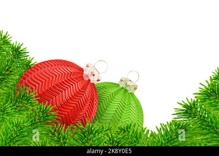 Rote und grüne dekoration für Weihnachten mit Weihnachtskugeln und Tannenzweigen auf weissem Hintergrund Foto Stock