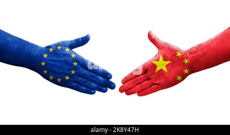 Stretta di mano tra la Cina e le bandiere dell'Unione europea dipinte a mano, immagine trasparente isolata. Foto Stock