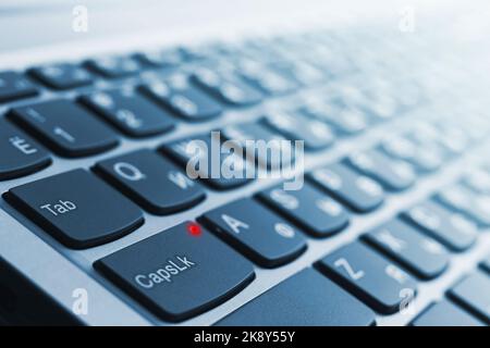 Primo piano della tastiera del notebook, ripresa con prospettiva e retroilluminazione Foto Stock