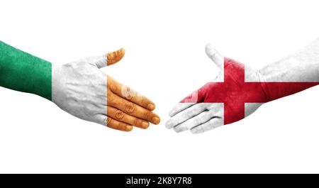 Stretta di mano tra Inghilterra e Irlanda bandiere dipinte sulle mani, immagine trasparente isolata. Foto Stock