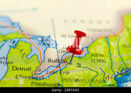 Mappa di Buffalo. Primo piano della mappa di Buffalo con la spilla rossa. Mappa con punto rosso di Buffalo negli Stati Uniti. Foto Stock