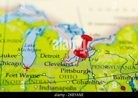 Mappa di Cleveland. Primo piano della mappa di Cleveland con la spilla rossa. Mappa con la spilla rossa di Cleveland negli Stati Uniti. Foto Stock