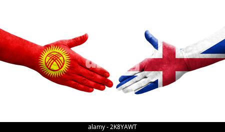 Stretta di mano tra Gran Bretagna e Kirghizistan bandiere dipinte a mano, immagine trasparente isolata. Foto Stock