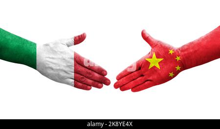 Stretta di mano tra Italia e Cina bandiere dipinte a mano, immagine trasparente isolata. Foto Stock