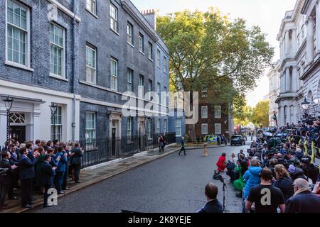 Downing Street, Londra, Regno Unito. 25th ottobre 2022. Il primo ministro britannico uscente, Liz Truss, sostenuto da suo marito, Hugh o'Leary e dalle loro figlie, Frances e Liberty, parte dal numero 10 di Downing Street per fare il suo discorso di addio prima di dirigersi a Buckingham Palace per un pubblico con sua Maestà il re Carlo III per dimettersi formalmente. Foto Stock