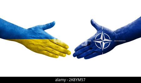 Stretta di mano tra la NATO e l'Ucraina bandiere dipinte sulle mani, immagine trasparente isolata. Foto Stock