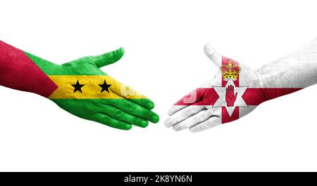 Stretta di mano tra l'Irlanda del Nord e Sao Tomé e Principe bandiere dipinte a mano, immagine trasparente isolata. Foto Stock