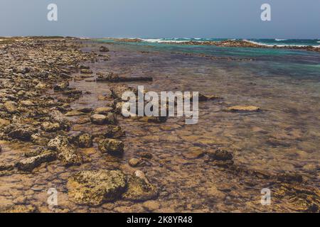 Una vista panoramica del giaccone roccioso sotto il cielo blu chiaro, Aruba Foto Stock