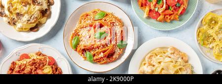 Panorama della pasta. Assortimento di pasta italiana, con spaghetti in salsa di pomodoro, pasta di pesce e funghi, bolognese ecc., faretto piatto Foto Stock