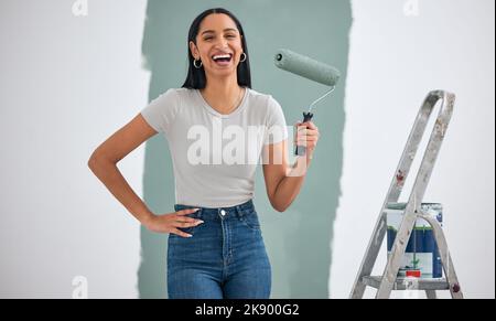 Pittura, scala e ferramenta di donna in ristrutturazione domestica, colore di disegno della stanza e parete di sviluppo del progetto con ritratto eccitato. Verde ecologico Foto Stock