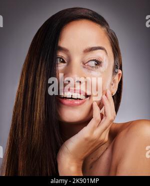 Viso, bellezza e vitiligo con una donna modello in studio su uno sfondo grigio per la salute o il benessere. Cosmetici, pelle e naturale con un attraente Foto Stock