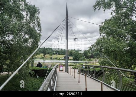 Trentham Gardens, ponte a sospensione pneumatica, giorno nuvoloso, Staffordshire UK. Foto Stock