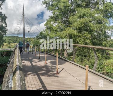 Trentham Gardens, ponte a sospensione pneumatica, giorno nuvoloso, Staffordshire UK. Foto Stock