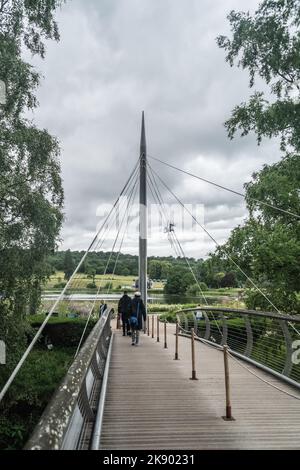 Trentham Gardens, ponte a sospensione pneumatica, giorno nuvoloso, Staffordshire UK. Foto Stock