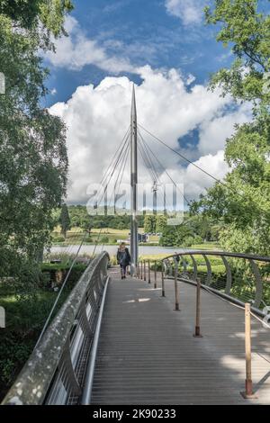 Trentham Gardens, ponte a sospensione pneumatica, giorno nuvoloso, Staffordshire UK. Foto Stock