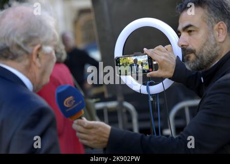 Intervista per telefono cellulare per al Mayadeen TV araba: Sir Roger Gale MP (con: North Thanet) a Westminster, il giorno in cui Rishi Sunak divenne leader del Co Foto Stock