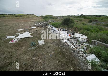 Spazzatura di scarico su terra ex-industriale derelitto Foto Stock