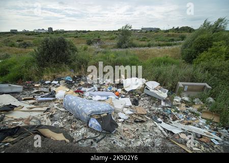 Spazzatura di scarico su terra ex-industriale derelitto Foto Stock