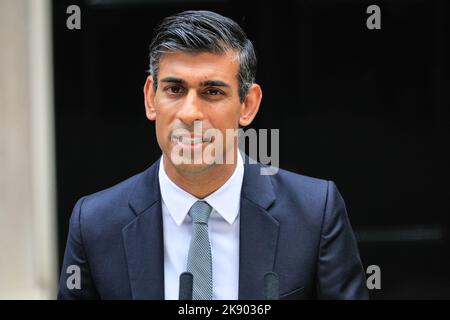 Londra, Regno Unito. 25th Ott 2022. Rishi Sunak, nuovo primo ministro britannico, durante il suo primo discorso al di fuori di Downing Street oggi. Credit: Imageplotter/Alamy Live News Foto Stock