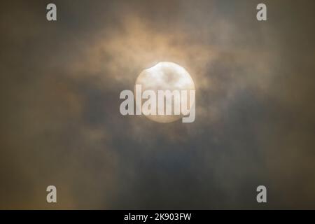 wexford, Irlanda. 25 ottobre 2022. L'eclissi solare di saros parziale osservato fra le rotture nelle nubi all'inizio. Foto Stock