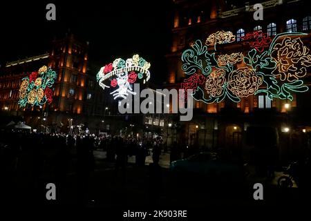 Città del Messico, Messico. 24th Ott 2022. L'illuminazione dei luminari di Catrina, creato da José Guadalupe Posada, nel quadro della Giornata della Festa dei morti il 24 ottobre 2022 a Città del Messico, Messico. (Credit Image: © Luis Barron/eyepix via ZUMA Press Wire) Foto Stock