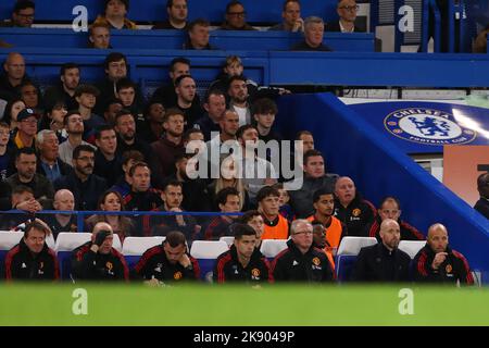 Manager di Manchester United, Erik Ten Hag e il suo staff di coaching - Chelsea contro Manchester United, Premier League, Stamford Bridge, Londra, Regno Unito - 22nd ottobre 2022 solo per uso editoriale - si applicano le restrizioni DataCo Foto Stock