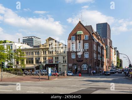 AMBURGO, GERMANIA - 25 LUGLIO 2012: Famosa stazione di polizia Davidswache al Reeperbahn di Amburgo, Germania. Il Davidwache è stato fondato nel 1840. Foto Stock