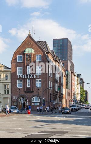 AMBURGO, GERMANIA - 25 LUGLIO 2012: Famosa stazione di polizia Davidswache al Reeperbahn di Amburgo, Germania. Il Davidwache è stato fondato nel 1840. Foto Stock