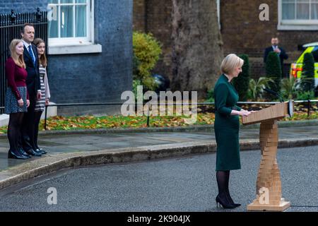 Londra, Regno Unito. 25 ottobre 2022. Il marito e le figlie del primo ministro uscente Liz Truss la guardano mentre le dà il suo discorso di uscita al di fuori del numero 10 di Downing Street. Credit: Stephen Chung / Alamy Live News Foto Stock