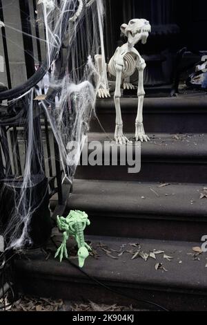 Mostra di Halloween spettrale all'esterno di una pietra marrone nella sezione di Murray Hill di New York City, 2022, New York City, USA Foto Stock