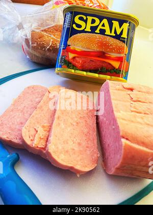 Ancora la vita di una lattina di spam accanto a un pane affettato su un banco di cucina residenziale, 2022, USA Foto Stock