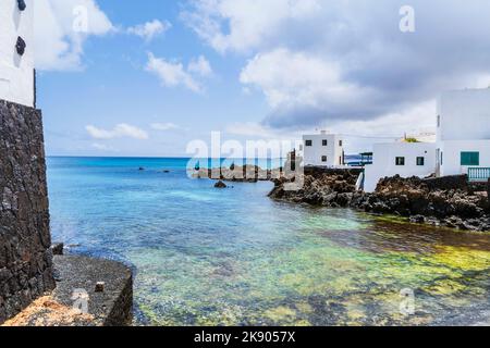 Pittoresca Punta Mujeres con architettura bianca e fantastiche piscine naturali, Lanzarote, Isole Canarie, Spagna Foto Stock