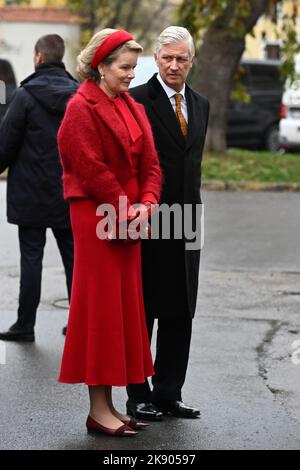 La regina Mathilde del Belgio e il re Filippo - Filip del Belgio nella foto, durante la visita ufficiale di Stato della coppia reale belga nella Repubblica di Lituania, martedì 25 ottobre 2022, a Vilnius. FOTO DI BELGA DIRK WAEM Foto Stock