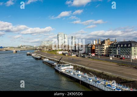 Colonia, Germania - 12 febbraio 2014: Skyline di Colonia con cupola e ponte e navi sul molo sotto il cielo blu Foto Stock