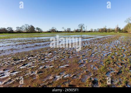 Un percorso fangoso e ghiacciato attraverso un campo durante un periodo freddo in inverno vicino a Wrington, North Somerset, Inghilterra. Foto Stock