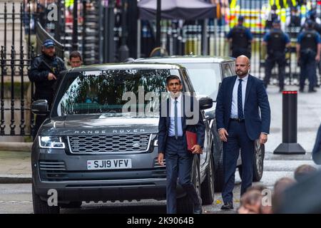 Londra, Regno Unito. 25 ottobre 2022. Il nuovo primo ministro Rishi Sunak arriva per dare il suo primo discorso fuori numero 10 Downing Street dopo la partenza del suo predecessore Liz Truss. Credit: Stephen Chung / Alamy Live News Foto Stock