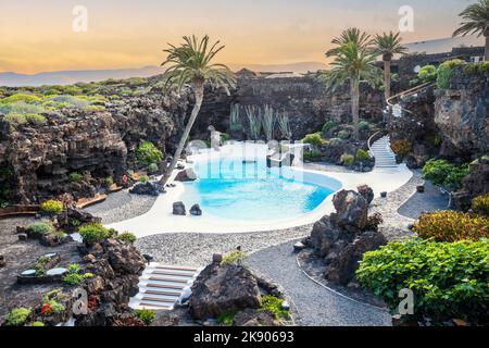 Incredibile grotta, piscina, auditorium naturale, lago salato progettato da Cesar Manrique nel tunnel vulcanico chiamato Jameos del Agua a Lanzarote, Isole Canarie, Foto Stock