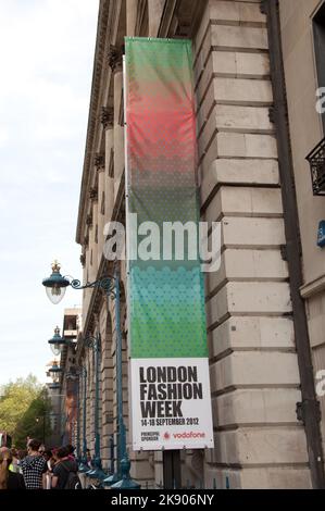 London Fashion Week al Somerset House, Aldwich, Londra, Regno Unito - oggi ospita il Courtauld Institute ma in precedenza ha ospitato il Registro Nazionale delle nascite, Foto Stock