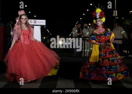 Città del Messico, Messico. 24th Ott 2022. 24 ottobre 2022, Città del Messico, Messico: Le donne caratterizzate come Catrina prendono parte all'illuminazione dei luminari di Catrina, creati da José Guadalupe Posada, nel quadro della Giornata della Festa dei morti. Il 24 ottobre 2022 a Città del Messico, Messico. (Foto di Luis Barron/Eyepix Group/Sipa USA). Credit: Sipa USA/Alamy Live News Foto Stock