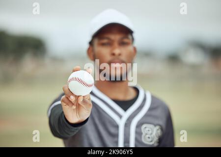 Baseball in mano, giocatore di baseball e atleta in campo di allenamento per le competizioni sportive. Giovane uomo nero fitness, salute motivazione e softball Foto Stock