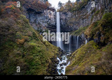 Cascata maestosa e colorata nel parco nazionale foresta durante l'autunno natura Fotografia.Paesaggio vista parco nazionale natura Nikko Giappone. Un posto bellissimo Foto Stock