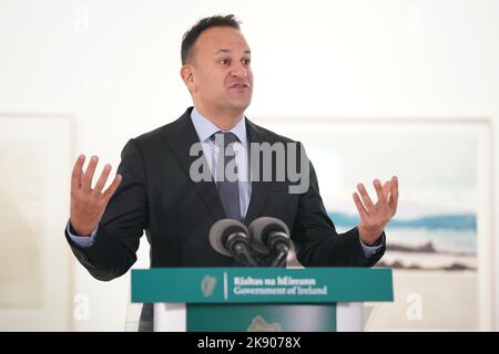 Tánaiste Leo Varadkar ha parlato in una conferenza stampa che annuncia la riforma delle antiquate leggi irlandesi sulle licenze alla Royal Hibernian Academy Gallery di Dublino. Data immagine: Martedì 25 ottobre 2022. Foto Stock