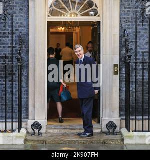 Londra, Regno Unito. 25th Ott 2022. Jacob Rees-Mogg, deputato, Segretario di Stato per le imprese, l'energia e la strategia industriale. I ministri del Gabinetto arrivano e partono dall'ultimo incontro del Gabinetto sotto l'ex primo Ministro Liz Truss questa mattina. Credit: Imageplotter/Alamy Live News Foto Stock