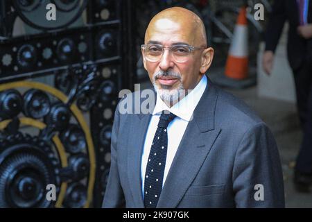 Londra, Regno Unito. 25th Ott 2022. Nadhim Zahawi, deputato, nuovo Presidente del Partito conservatore e Ministro senza portafoglio, ex Cancelliere del Ducato di Lancaster, Cancelliere e Segretario per l'Istruzione. I ministri del Gabinetto arrivano e partono dall'ultima riunione del Gabinetto sotto l'ex primo ministro Liz Truss questa mattina. Credit: Imageplotter/Alamy Live News Foto Stock