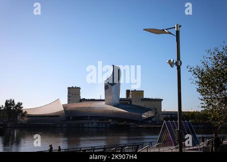 Imperial War Museum North a Salford, affacciato sul canale delle navi di Manchester Foto Stock